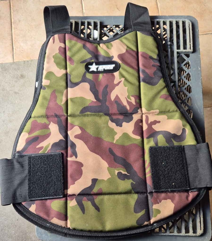 COLETE DE PROTEÇÃO REVERSIVEL CAMUFLADO/NEGRO (Segunda Mão)  *Envío Gratis 2/ 3 Dias.
